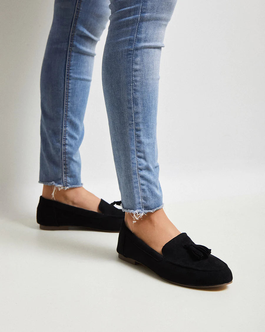 Mocasín Plano Negro con detalle de Fleco